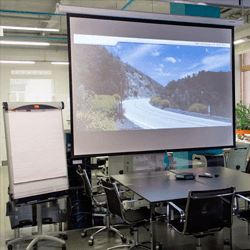 Переговорная комната компании «Йота Девайсез» оснащена системой видеоконференцсвязи