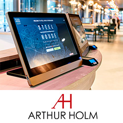 Мониторы Arthur Holm на стойке регистрации роскошного хостела Steel House