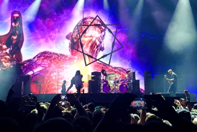 5.	Спецэффекты на живых концертах группы Tool в туре – тоже TiMax. 