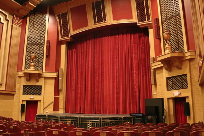 Некоммерческая общественная организация, возглавляемая местными жителями, подарила театру новую жизнь в рамках проекта «Bring Back The Strand». 