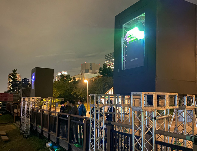 Проекторы разместились в двух плавучих укрытиях и двух башнях высотой 3,5 метра.