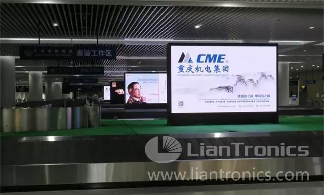 Светодиодные экраны LianTronics в зоне выдачи багажа