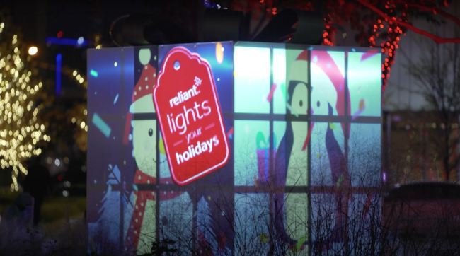 Центр сценических искусств AT&T в Далласе оживил рождественские праздники благодаря проекторам Maxell