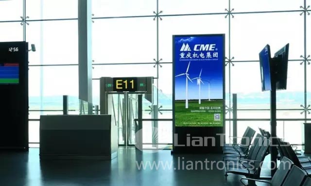 Светодиодные экраны LianTronics у выходов на посадку