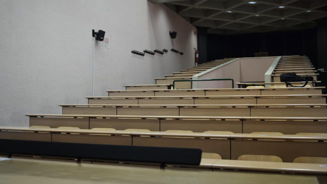 Зал A представляет собой площадку размером 7 x 16 метров с потолком высотой 7 метров и сиденьями с рейками для студентов.