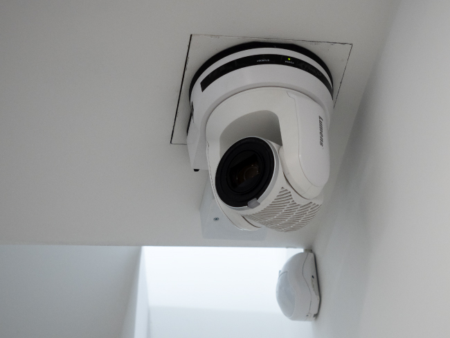 Для системы видеоконференц-связи и захвата видео с целью трансляции установили шесть камер Lumens VC-A61PW. 