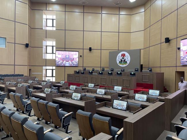 Верховный суд Нигерии оснащен новыми выдвижными мониторами DynamicX2