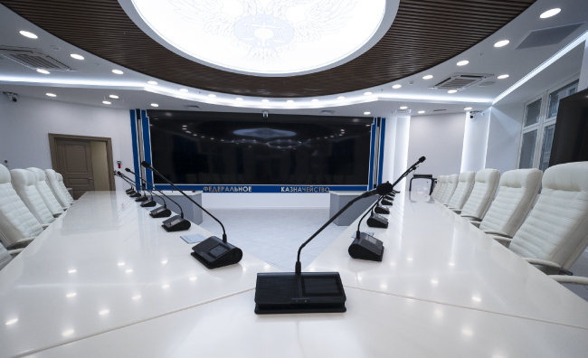 Для захвата речи участников, сидящих на дополнительных рабочих местах, предусмотрены два потолочных микрофонных массива Shure MXA910 