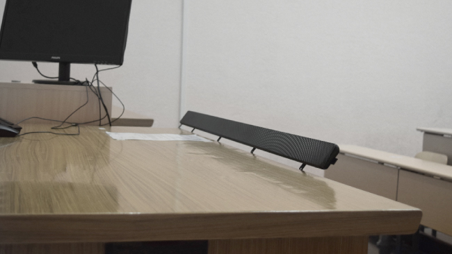 Линейный микрофонный масcив MXA710 (120 см) был установлен горизонтально на столе преподавателя. 
