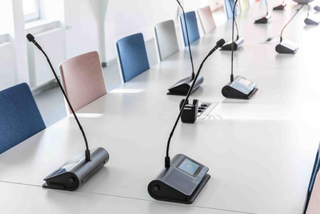 Беспроводные сигналы с пульта посредством Dante направляются на цифровой процессор IntelliMix P300 DSP при помощи точки доступа MXCWAPT до того, как они будут переданы на видео и аудио конференцию.