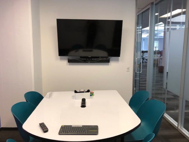 В девятнадцати переговорных комнатах и конференц-залах под плоскими дисплеями установили CS-700 | hi-tech-media.ru