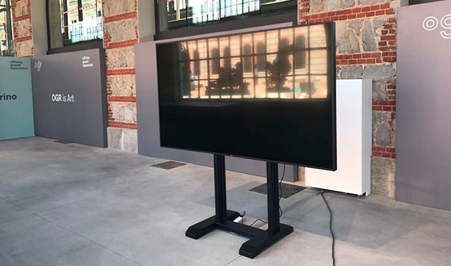 2 мобильные стойки на колесах Scenario для размещения 98" монитора