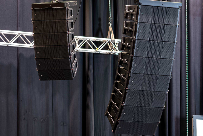 Я прослушал широкоформатный HALO-A и был действительно впечатлен открытостью и легкостью его звучания