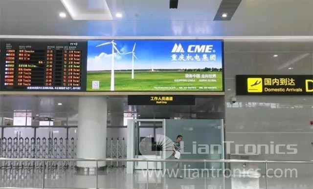 Светодиодные экраны LianTronics в зоне прибытия пассажиров
