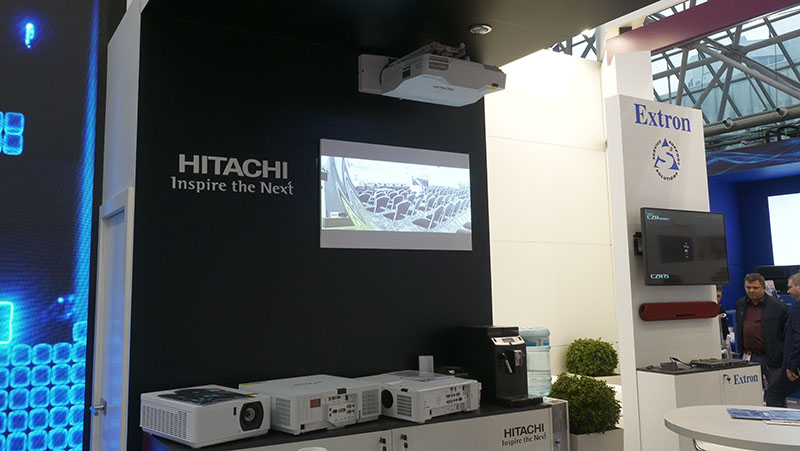 Наш партнёр Hitachi презентовал новую лазерную ультра-короткофокусную модель проектора LP-TW4001E, кроме того мы продемонстрировали все линейки инсталляционных проекторов