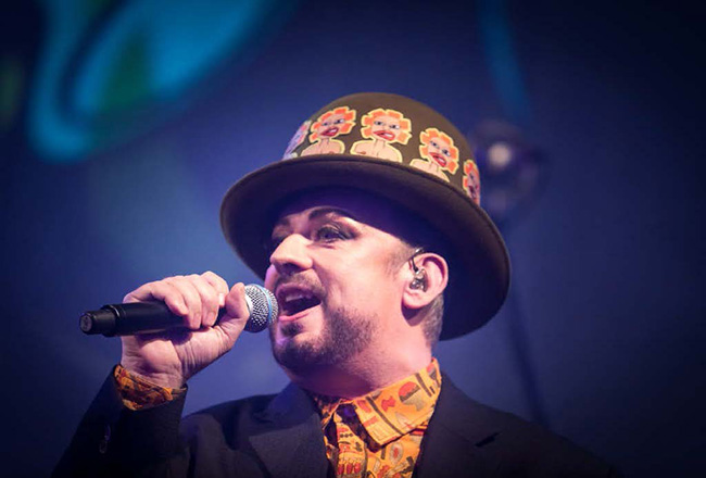 Hitachi - выступление Боя Джорджа на благотворительном вечере 