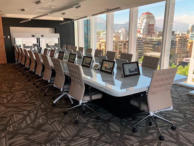 Интегрированные в восхитительный мраморный стол зала заседаний, мониторы DynamicX