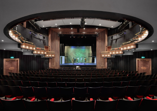 Обновленный современной звуковой системой от EM Acoustics театр Блумсбери вновь открывается в Лондоне 
