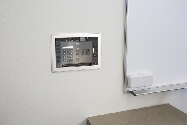 Добавив несколько портов управления на задней панели каждой сенсорной панели мы обеспечили удобное подключение к широкому спектру аудио-видео устройств