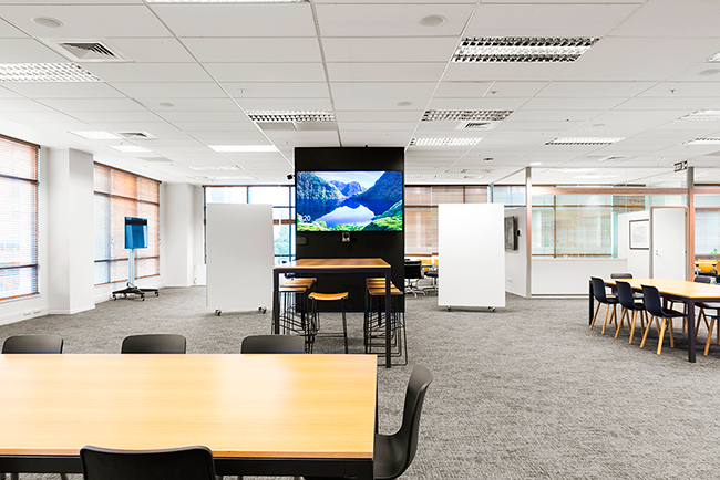 Благодаря точной настройке лучей потолочный массив MXA910 способен четко фиксировать голоса говорящих, избегая при этом нежелательных шумов 