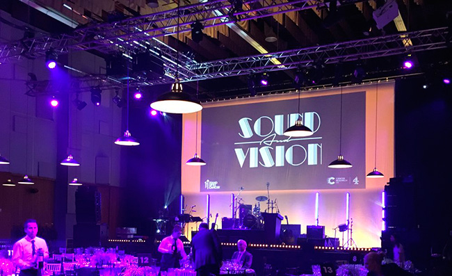 Hitachi главная сцена имела яркий цветной периодически пульсирующий задник, создающий прекрасное обрамление для проекта