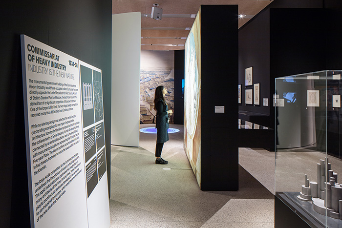 Подвесное размещение проектора - демонстрация изображения на полу