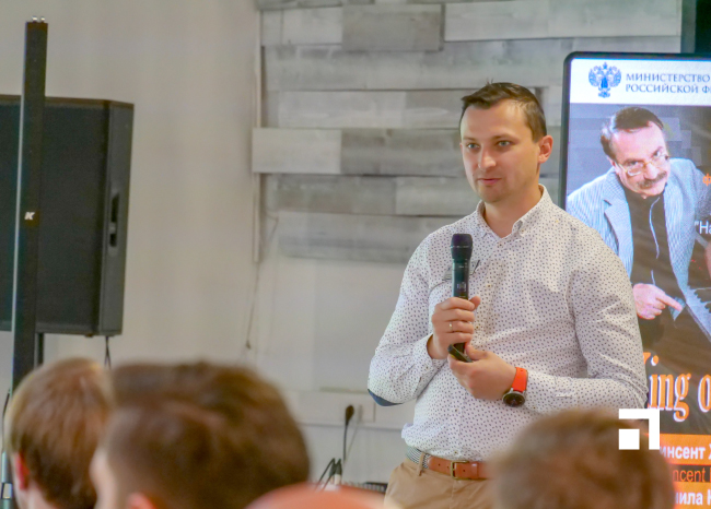 Александр Руднев из Extron раскрывает тему AV В ОДНО НАЖАТИЕ