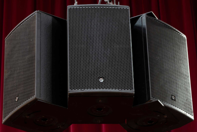 Система звукоусиления EM Acoustics в театре Уайт Рок 