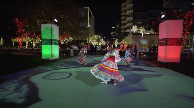 Центр сценических искусств AT&T в Далласе оживил рождественские праздники благодаря проекторам Maxell