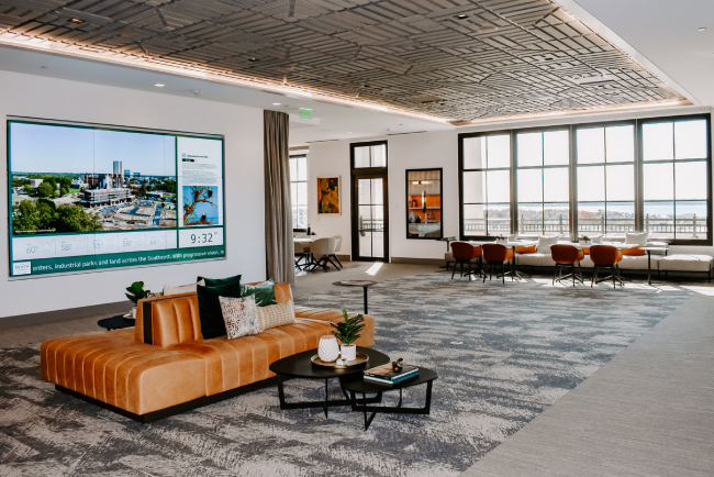 Технология DVLED на сегодняшний день единственная, которая действительно может перебить солнечный свет, которым залита комната в течение дня, и при этом обеспечить безупречную работу на протяжении нескольких десятилетий