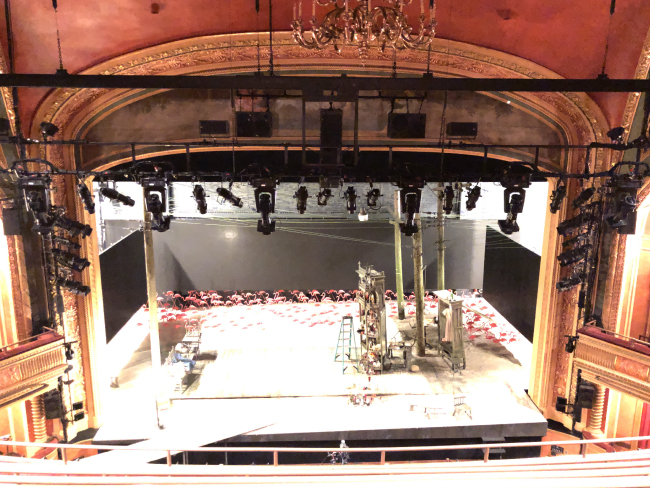 Out Board TiMax, Бродвей, сцена