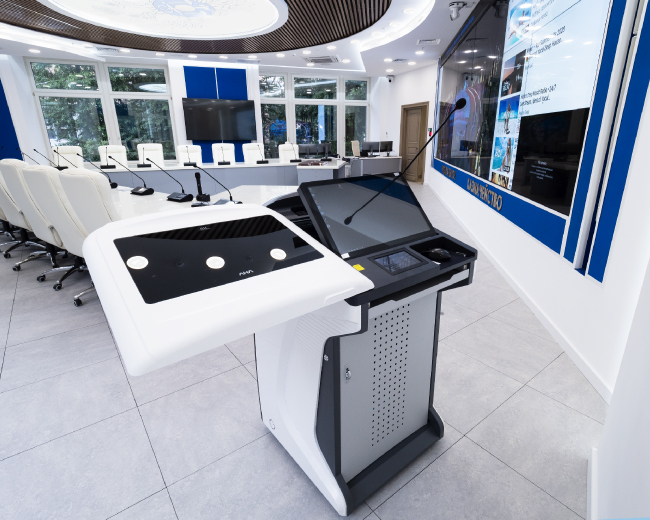 В качестве дополнительного средства отображении информации выступает профессиональная панель LG 65UH5F, установленная на мобильной стойке M4627 от компании Multibrackets.