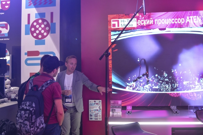 Впечатляющий экран AET AT55 с шагом пикселя 0.6 мм и технологией MIP