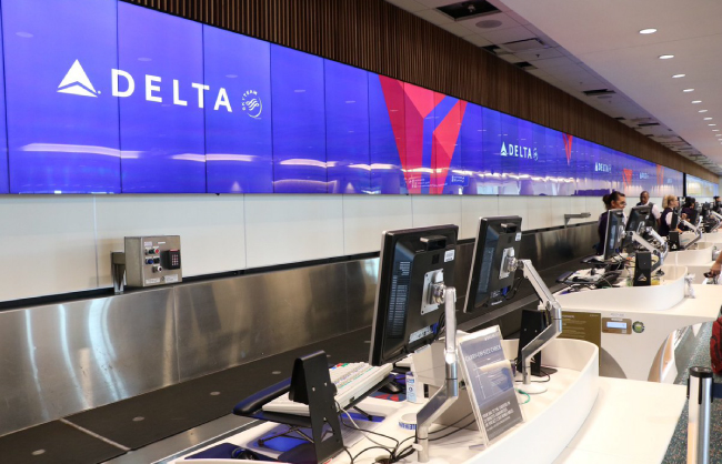 Всего 700 панелей 55" с ультратонкой рамкой создают сплошную видеостену длиной 475 метров