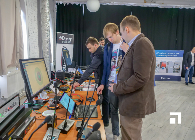 Андрей Когтев демонстрирует работу ПО Shure Designer 3.1 и микрофонного массива MXA310