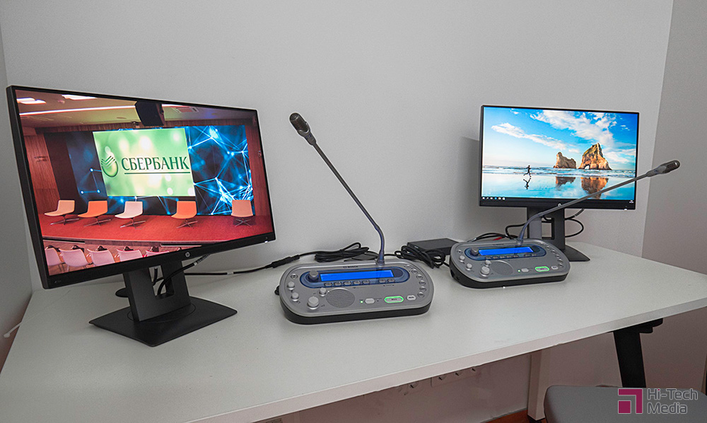 Для обеспечения синхронного перевода на 2 языках установлена система Bosch Integrus