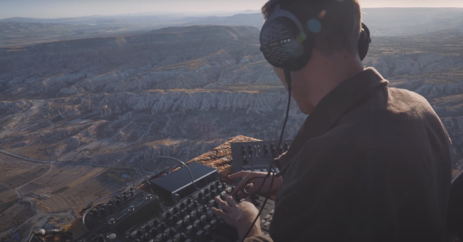 Один из воздушных шаров выступал в качестве «сцены» для выступления ди-джея Бедуина.