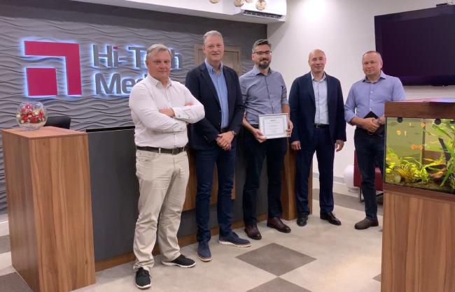 На фотографии (слева направо):Александр Панкратов, генеральный директор Хай-Тек Медиа, Винсент Филиппо,вице президент по продажа WyreStorm, Алексей Костиков, руководитель направления систем АВ-коммутации и управления Хай-Тек Медиа, Валерий Скунцев, официальный представитель WyreStom в России, Сергей Кузнецов, управляющий партнер Хай-Тек Медиа