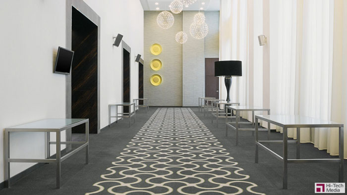 Холл гостиницы оснащен системами отображения информации