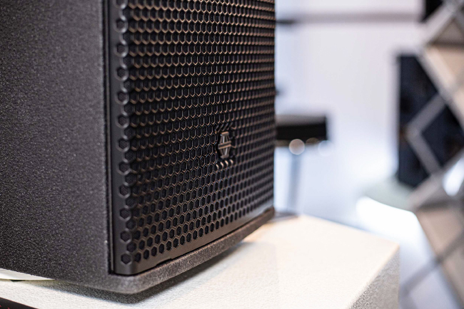 Высокоточный 3-х полосный пассивный громкоговоритель R10 — это пионер флагманской серии Reference Series от EM Acoustics.