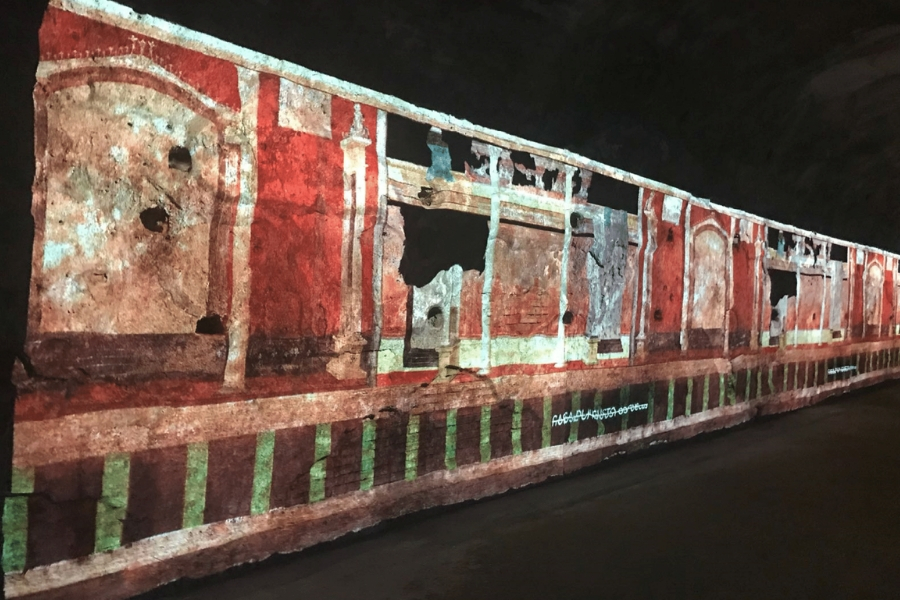 Для крепления проекционного оборудования использовались надёжные кронштейны итальянской компании Euromet