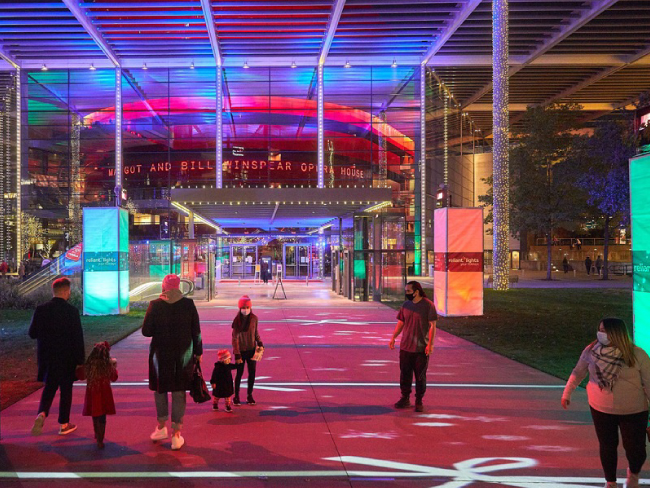 Центр сценических искусств AT&T в Далласе оживил рождественские праздники благодаря проекторам Maxell