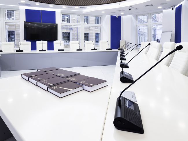 Основные рабочие места оснащены пультами MXCW640 беспроводной конференц-системы Shure Microflex Complete Wireless (MCW)