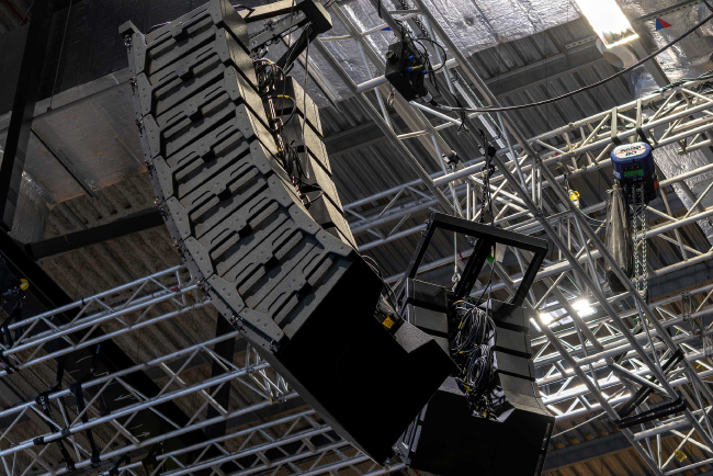 Аудио система аудитории построена на базе двух новинок EM – широкоформатного HALO-A и среднеформатного HALO-B линейных массивов