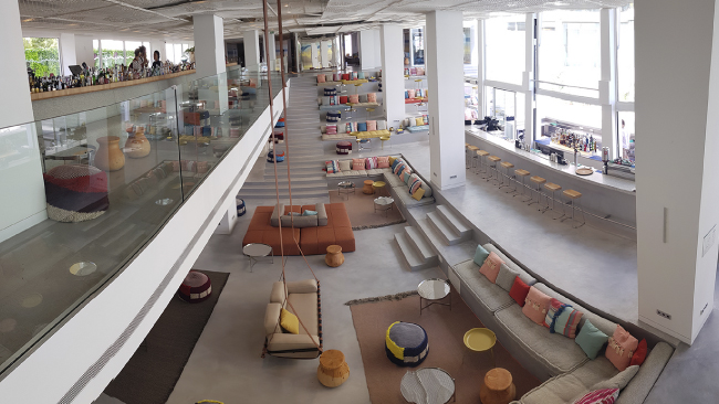 Новому отелю была нужна комплексная аудио система, спроектированная специально с учетом распространения звука по всей территории отеля.