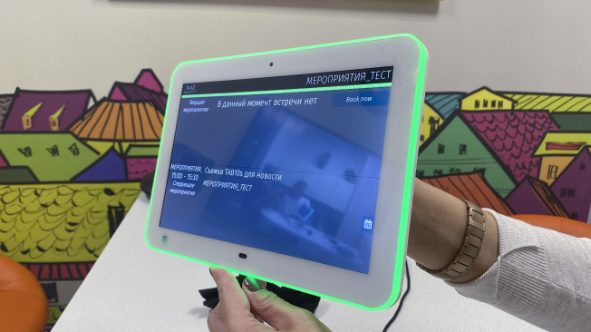 Новая интерактивная панель 10” в системе бронирования от Innes