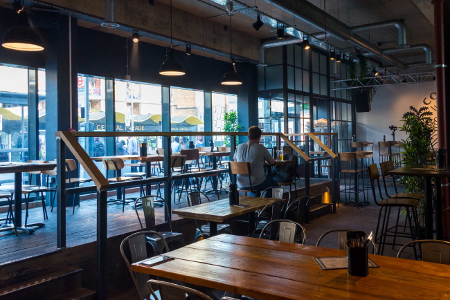 Качественная музыка в сочетании с хорошим пивом - вот что делает бар “Collab” особенным местом. Располагающую атмосферу в заведении создают громкоговорители EM Acoustics.