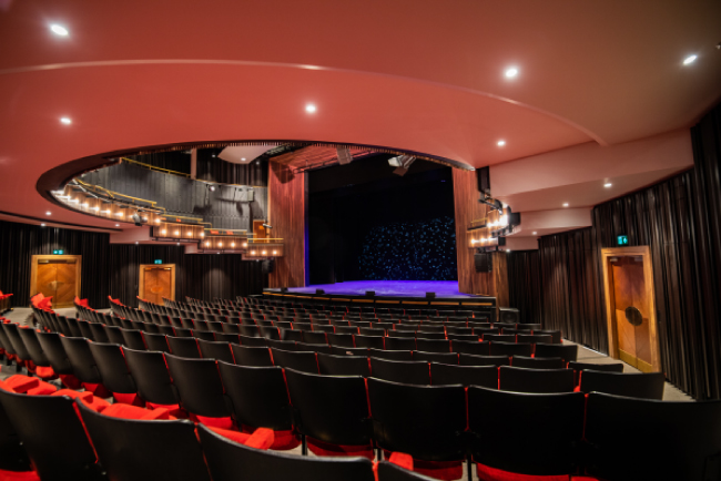 Обновленный современной звуковой системой от EM Acoustics театр Блумсбери вновь открывается в Лондоне 