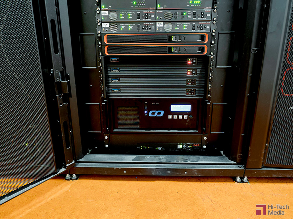 Для вывода сигнала используется видеопроцессор Christie Pandoras Box Server