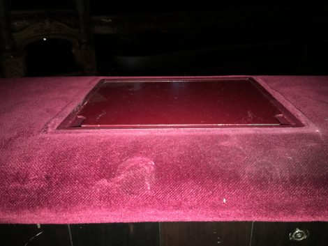 Складные мониторы для отображения субтитров в оперном театре